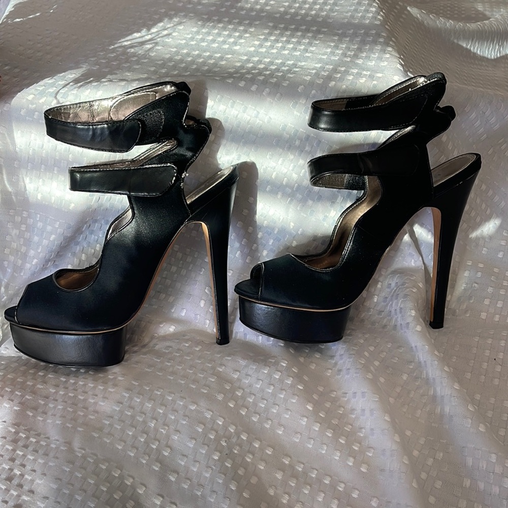🌸Bebe 6” platform black stilettos high heels with adjustable Velcro straps